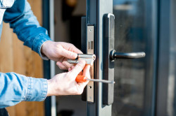 Serrurier pour installation de porte blindée  